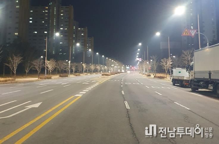 나주시가 혁신도시 노후 가로등 4122등을 고효율 LED 조명으로 전면 교체했다. 사진은 가로등 교체 이후 모습(사진 제공-나주시)