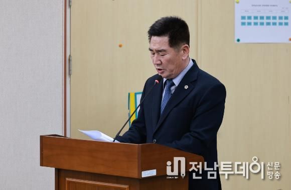 김성일 도의원이 지난 1월 30일 교육행정위원회에서 조례안 제안설명을 하고 있다.