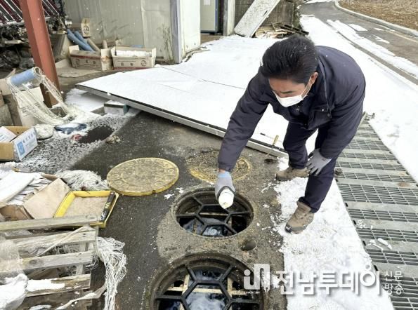 보성군, ‘동절기 모기 유충구제’ 특별 방역 추진_보성군, 동절기 모기 유충구제 특별 방역을 하고 있다