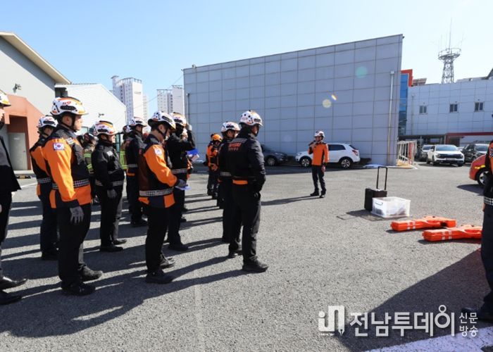 강진소방서 대응구조과장(소방령 김도출)이 훈련에 참석한 통제단 운영요원들을 향해 기본적인 사용법, 임무수행절차등을 설명하고 있다.