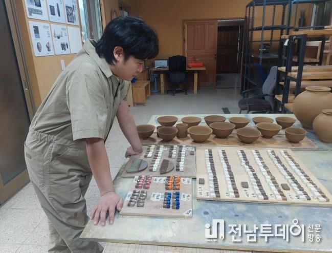 차세대 도예작가가 선택한 고흥, 2026년 입주작가 프로그램 본격 시작 - 나도준 입주작가 도자기 만들기 전 태토, 화장토, 유약 등 데이터 분석하고 있는 모습.