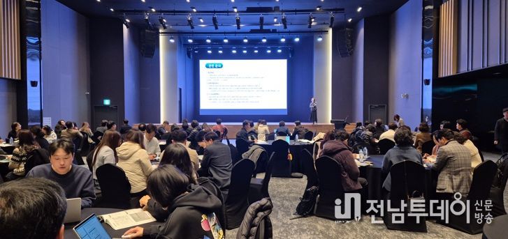 12일 신안에서 ‘2026 민주생활교육과 주요 사업 설명회’가 진행되고 있다.