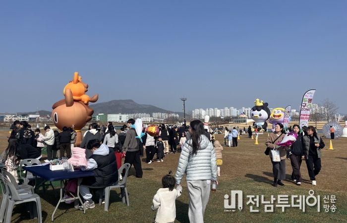 설렘 가득한 설 연휴, 오천그린광장은 벌써 ‘봄’... 인파로 북적