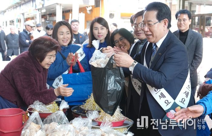 김영록 전라남도지사가 설 명절을 하루 앞둔 16일 오후 지역 전통시장인 순천 웃장을 방문, 물품을 구매하며 상인들을 격려하고 있다.
