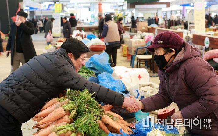 곡성군이 설 명절을 맞아 전통시장 장보기에 나섰다.