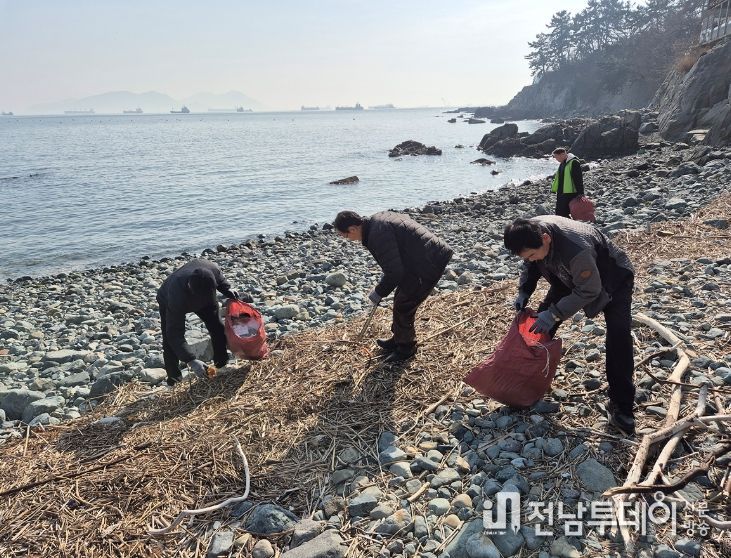 한국농촌지도자여수시연합회 및 여수시중부회 회원들이 만성리방파제 일원 해안 환경정비를 실시 중이다.