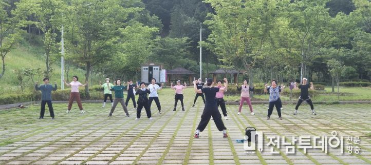 생활체조 광장에 참여한 군민들