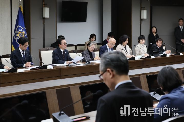 김민석 국무총리가 25일 세종 다솜로 정부세종청사에서 열린 세종특별자치시지원위원회의를 주재하고 있다.