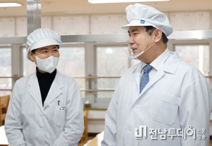 이정선 광주시교육감이 25일 진남유치원에서 신학기 대비 학교급식 특별점검을 하고 있다