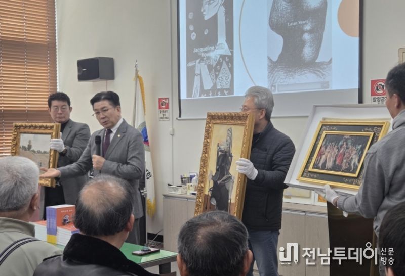 작품을 설명하고 있는 꾸바아트센터 차효준대표 (사진제공=K trendy NEWS)