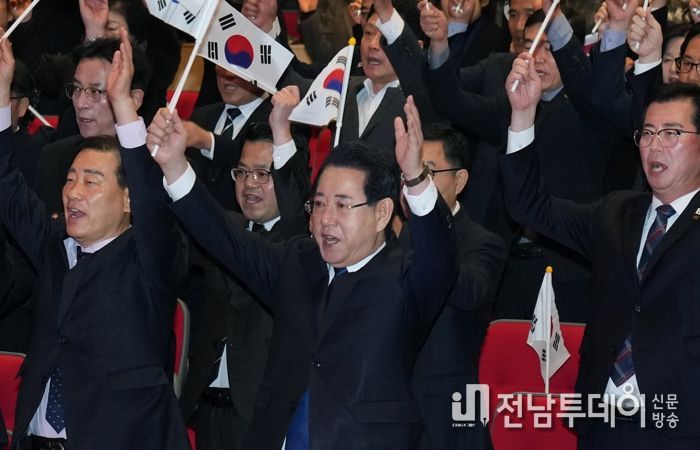 김영록 전라남도지사가 1일 전남도청 김대중강당에서 열린 ‘제107주년 3·1절 기념식’에서 참석자들과 만세 삼창을 하고 있다.