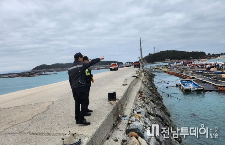 청산도를 현장 점검 중인 완도해양경찰서장의 모습