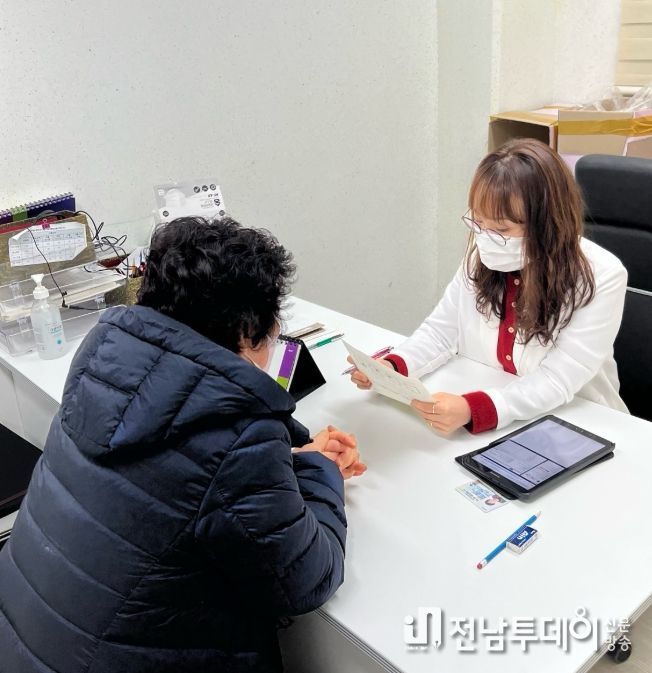 치매안심센터에서 치매선별검사 실시 장면