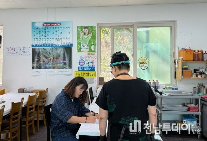 보건소 직원이 관내 한 음식점을 방문해 영업자의 의견을 청취하고 있다.