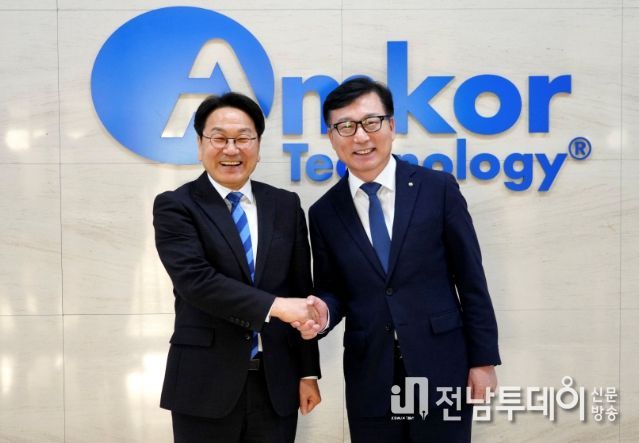 강기정 광주광역시장이 4일 북구 대촌동 앰코테크놀로지코리아 광주사업장을 찾아 이진안 앰코코리아 대표이사와 기념촬영을 하고 있다. /광주광역시 제공