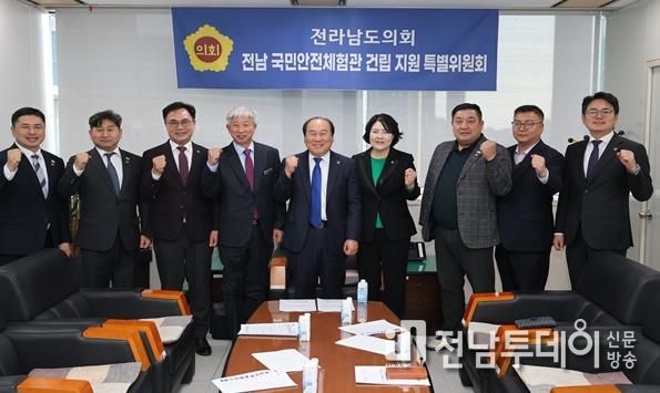 3월 4일 전남 국민안전체험관 건립 지원 특별위원회 위원들이 그간의 활동 성과를 공유한 뒤 기념촬영을 하고 있다.