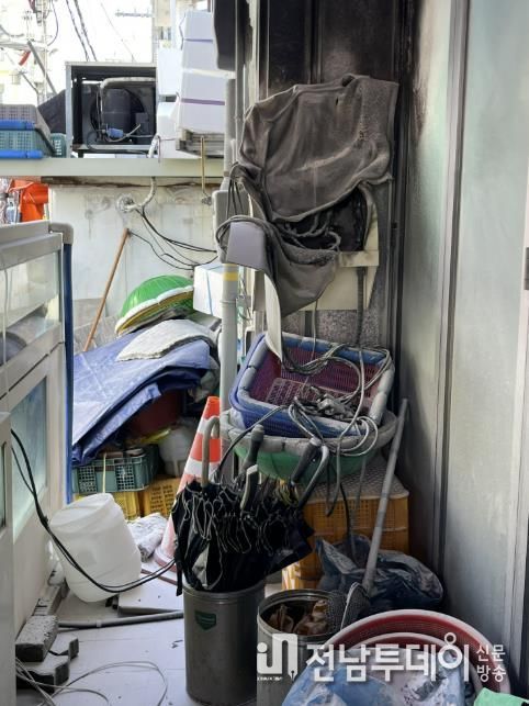 3월 7일 토요일 강진읍 상가 화재에서 관계자가 소화기를 이용해 초기진화를 한 현장사진