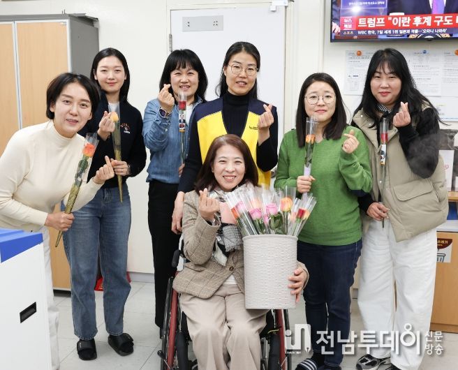 전라남도의회 김미경 도의원, ‘3ㆍ8 세계 여성의 날’ 기념 장미꽃 전달