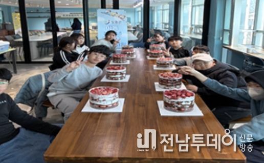 장흥군청소년수련관에서 열린 ‘딸기 케이크 만들기’ 체험에 참여한 청소년들이 각자의 개성을 담아 완성한 케이크를 들고 밝게 웃고 있다