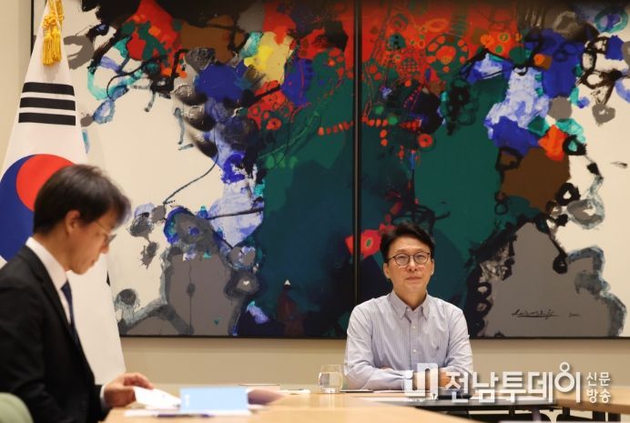 미국을 방문 중인 김민석 국무총리가 15일(현지시간) 미국 뉴욕 유엔대표부에서 영상 간부회의를 주재하고 있다.(국무조정실)