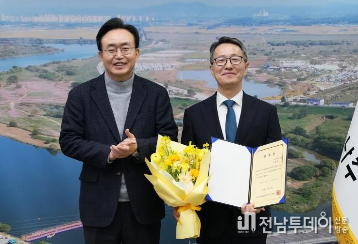 나주시가 지난 3월 13일 자로 재단법인 나주시농업농촌융복합산업진흥재단 부이사장(상임이사)에 김형목 씨(오른쪽)를 임용했다.