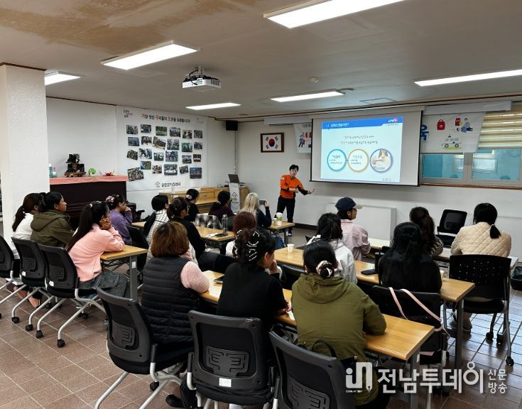 강진소방서가 강진군 가족센터에서 외국인 주민을 대상으로 체험형 소방안전교육을 실시하고 있다.