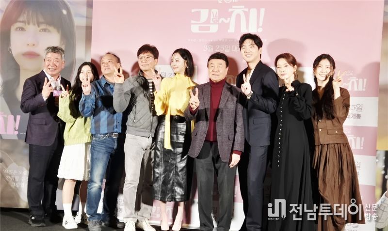 시사회 후 기념촬영(좌로부터 김명국, 박주원, 김정팔, 박철현감독, 이주연, 한인수, 이재준, 김성희, 유현지)