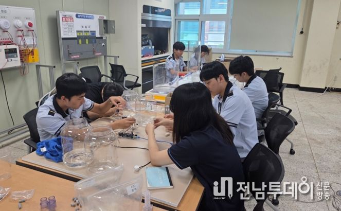 여수석유화학고에서 증류탑 제작 관련 실습을 하고 있다