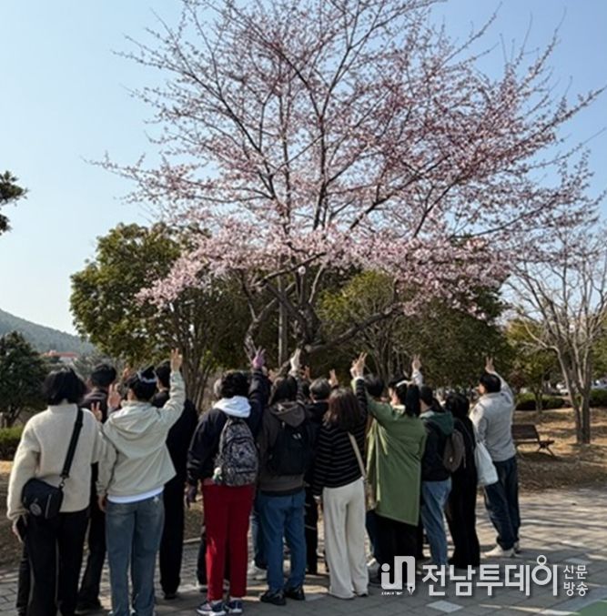 여수시 정신건강복지센터가 3월 성산공원에서 봄나들이 프로그램을 운영하며 참여자들의 정서적 안정과 사회적 교류 증진을 지원했다.