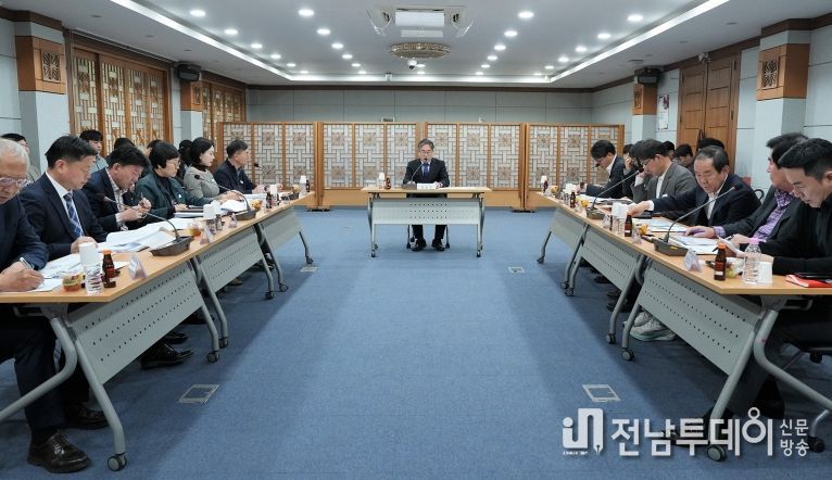 나주시가 지난 30일 인공태양 연구시설 부지 조성을 위한 토지보상, 도시관리계획 결정(변경) 용역 착수보고회를 개최했다.