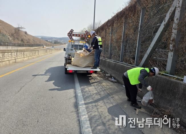 영광군, 봄철 도로변 환경정비 실시... 쾌적하고 안전한 도로환경 조성