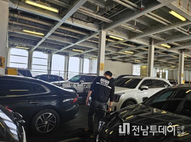 여객선 내 적재된 차량을 점검 중인 완도해경의 모습(배포사진)