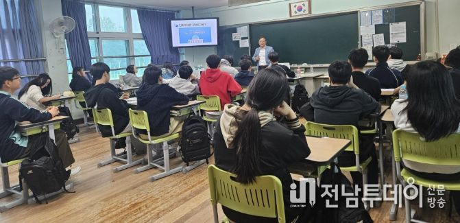 문흥중학교에서 3학년 학생을 대상으로 한국인권교육원 이건근 연구소장이 ‘학교로 찾아가는 민주시민교육’ 강의를 진행하고 있다.