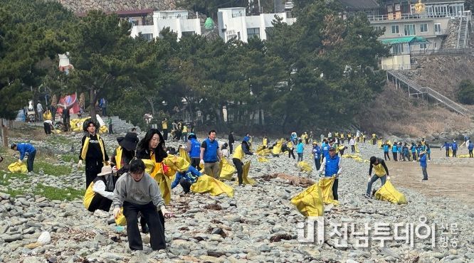 여수시가 2026여수세계섬박람회 성공 개최를 위해 봄맞이 해안가 대청결운동을 펼치고 있다