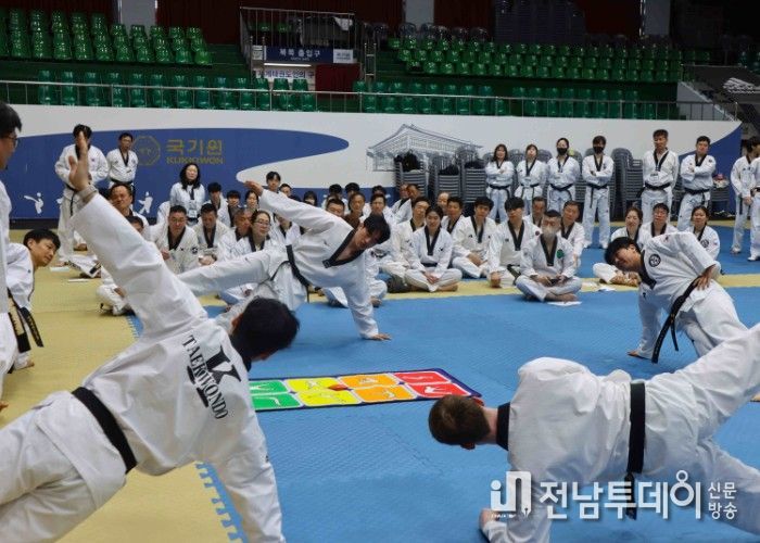 4월 4일부터 5일까지 양일간 국기원에서 열린 ‘노인태권도 지도법 기술세미나’ 모습.