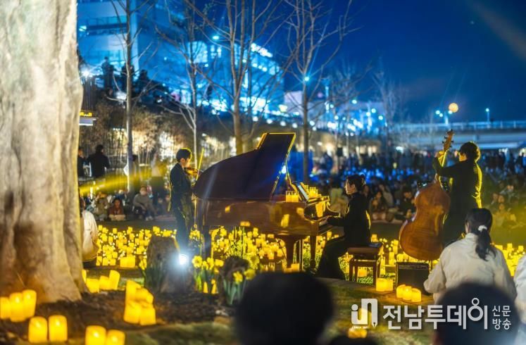 지난 2일 순천 신대천에서 시민들이 윤슬 소나타 공연을 즐기고 있다.