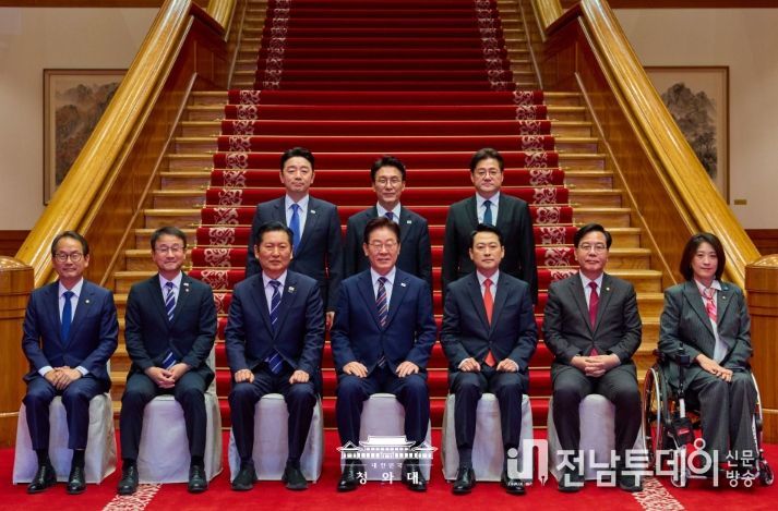 이재명 대통령이 4월 7일 청와대에서 여·야·정 민생경제 협의체 회담에 앞서 참석자들과 기념촬영하고 있다.
<p> </p>
<p>(청와대)