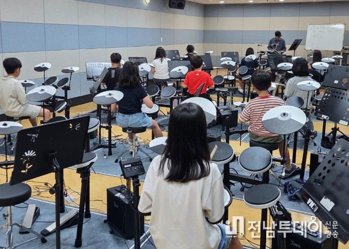 학운초등학교 학생들이 지난해 9월 23일 광주학생교육문화회관 지하 1층 소리담실에서 열린 ‘일일체험학습’ 전자드럼 강좌에 참여했다. /광주시교육청 제공