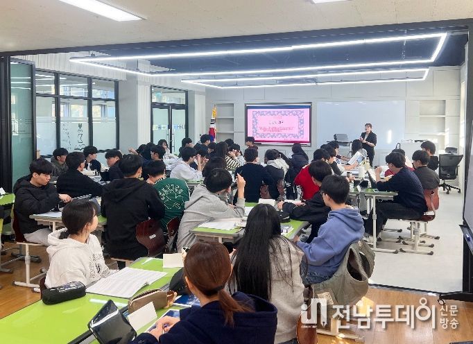 보성군, 2026년도 명문대·우수학과 합격생 72명 ‘명문고 육성 지원’ 가시화_보성고 학생들이 명문고 육성 지원사업의 심화수업을 듣고 있다