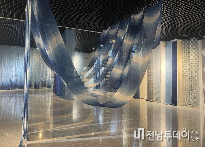 한국천연염색박물관이 한국박물관협회가 추진하는 ‘K-뮤지엄 지역 순회 전시 및 투어 지원사업’에 최종 선정됐다. 사진은 박물관 천연염색 전시 모습.