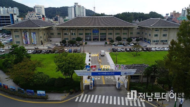 여수시가 태풍과 집중호우 등 자연재난으로부터 인명과 재산을 보호하기 위해 11개 분야 23개 부서로 전담팀을 구성하고, 5월 14일까지 사전 대비를 마무리할 계획이다.