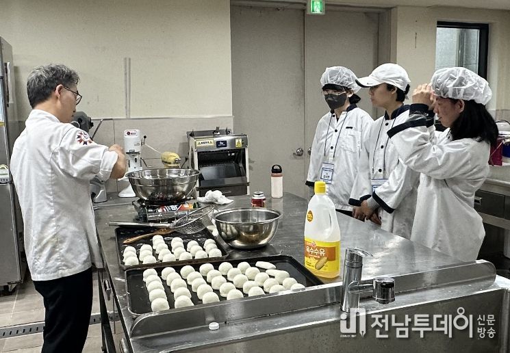 직무훈련 과정에 참여한 학생들이 10일 전남발달장애인직업체험관에서 직무 체험을 하고 있다