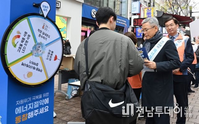 한전 김동철 사장이 명동에서 에너지절약 거리 캠페인을 하는 모습