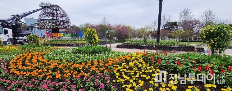 함평엑스포공원 대형 꽃탑 설치 모습