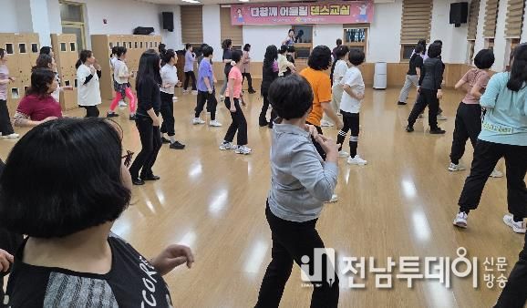 빛가람건강생활지원센터에서 회원들이 줌바댄스 프로그램에 참여하고 있다.