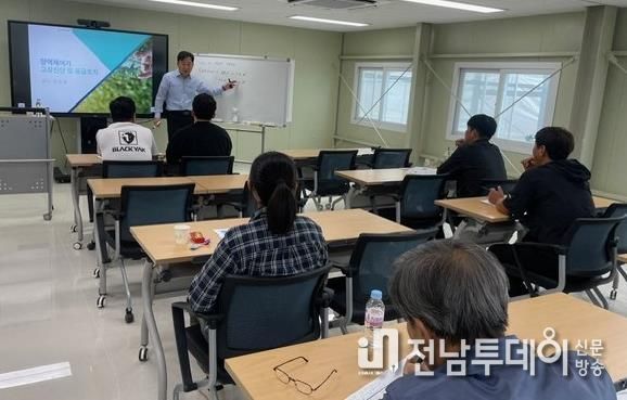 나주시가 초급 과정과 고급 과정으로 나눠 ‘2026년 스마트팜 현장 전문가 양성 교육’을 진행한다. 사진은 작년에 진행한 ‘2025년 스마트팜 현장 전문가 양성 교육’ 모습.