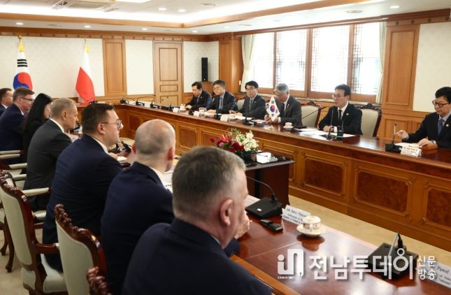 김민석 국무총리가 13일 세종대로 정부서울청사에서 도날드투스크 폴란드 총리를 접견, 인사 및 회담을 하고 있다.(국무조정실)